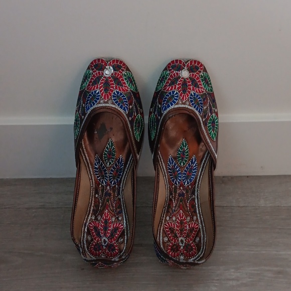 Embroidered Jutti - Picture 2 of 9